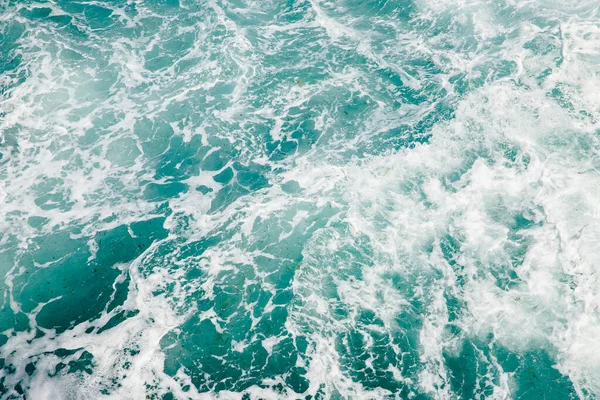 Fondo natural tormenta mar azul océano con espuma y olas — Foto de Stock