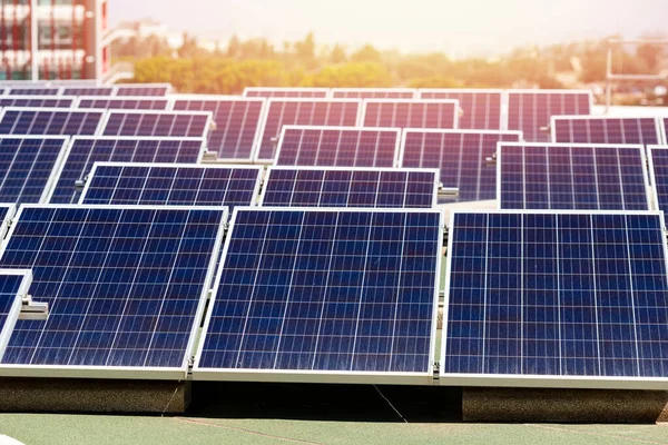 Ensemble de panneaux solaires montés sur le toit du bâtiment. Écoconcept des énergies renouvelables — Photo