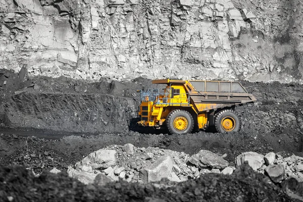 Großer gelber Bergbaulastwagen beladen mit Anthrazit bewegt Kohletagebau — Stockfoto