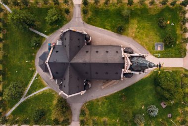 Lulea, İsveç - 05 Temmuz 2019 Panorama Şehri, Katedral güneşli bir gün, mavi gökyüzü