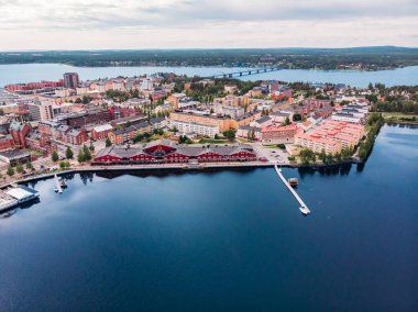 Lulea, İsveç - 05 Temmuz 2019 Panorama Şehri, Katedral güneşli bir gün, mavi gökyüzü