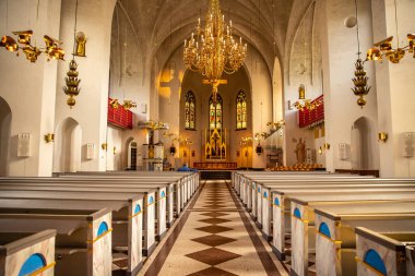 Lulea, İsveç - 5 Temmuz 2019: Katedral Katoliği, cemaat duası