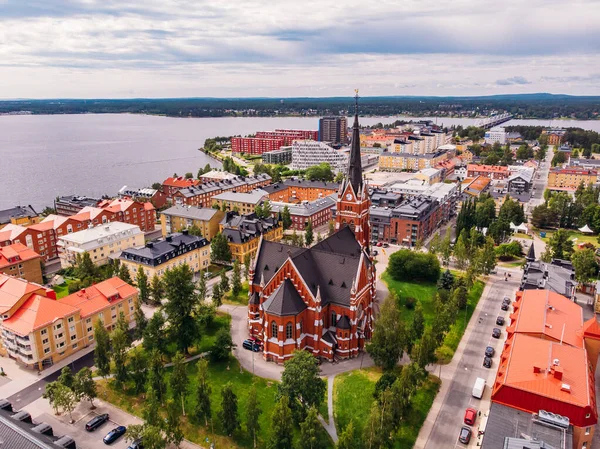 Lulea, Zweden - 05 juli 2019: Panoramastad, zonnige dag in de kathedraal, blauwe hemel — Stockfoto