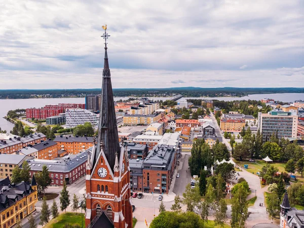 Lulea, Suède - 05 juillet 2019 : Panorama ville, Cathédrale journée ensoleillée, ciel bleu — Photo