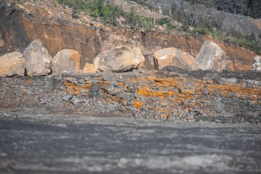 Toprağın jeolojik bölümü, kömür altının katmanları. Benimkini aşırı yükleme, antrasit açar. Kaya patlamasından sonraki sonuçlar