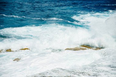 Doğal arka plan dalgalı mavi deniz, masmavi berrak su plajı