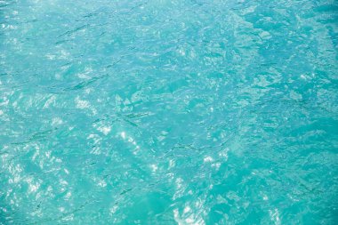 Doğal arka plan dalgalı mavi deniz, masmavi berrak su plajı