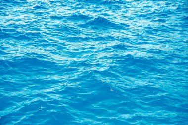 Doğal arka plan dalgalı mavi deniz, masmavi berrak su plajı. Havadan üst görünüm