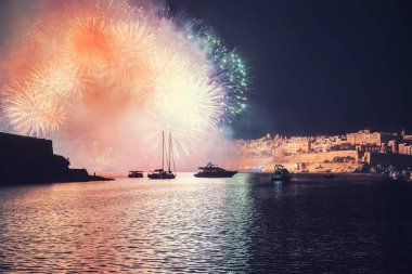 Malta Valletta gece havai fişek festivali. Seyahat kavramı