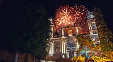 Malta Valletta gece havai fişek festivali. Seyahat kavramı