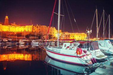 Fontvieille ve Monaco Limanı lüks yat limanı, Fransız Riviera gece manzaralı. Seyahat kavramı