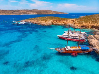 Comino, Malta - 9 Mayıs 2019: Panorama Sahili Mavi Göl