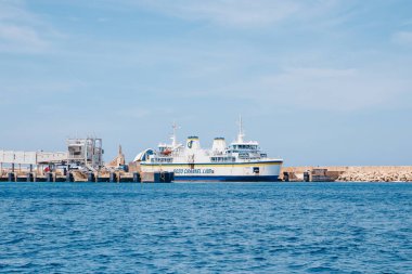 Comino, Malta - 9 Mayıs 2019: feribot plajı Blue Lagoon
