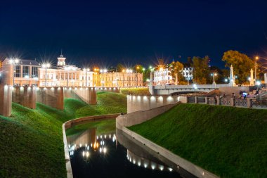 Tomsk, Rusya - 25 Eylül 2019: Panoramik manzaralı gece şehri granitte Tom Nehri 'nin seti fenerleriyle
