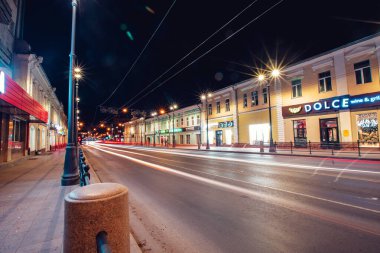 Tomsk, Rusya - 25 Eylül 2019: Panorama gece manzarası hareket halindeki arabalarla fenerlerin ışığında