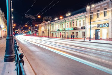 Tomsk, Rusya - 25 Eylül 2019: Panorama gece manzarası hareket halindeki arabalarla fenerlerin ışığında