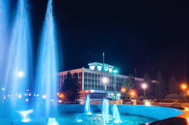 Tomsk, Rusya - 25 Eylül 2019: Panoramik gece manzaralı şehir yönetimi, Tom River 'ın granit toprak seti fenerleriyle düşünüldü