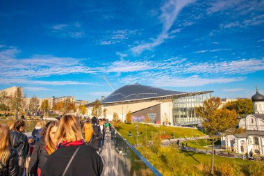 Moskova - 13 Ekim 2018: Zaryadye Parkı süspansiyon köprüsü St Basil Katedrali ve Kremlin, Rusya sonbaharı