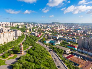 Murmansk, Rusya - 1 Temmuz 2019: Hava manzaralı Deniz feneri, kilise ve çapa anıtları, Panorama kuzey kenti. Kargo Liman Körfezi