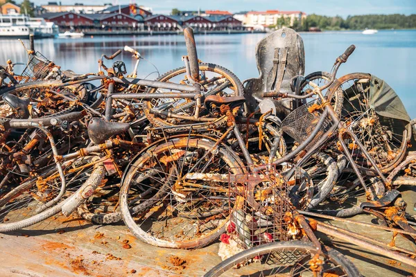 Σωρός από σκουριασμένα ποδήλατα βγήκαν από το νερό, καθαρίζοντας ποτάμια και κανάλια του Άμστερνταμ από συντρίμμια ποδηλάτων — Φωτογραφία Αρχείου