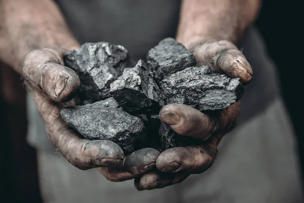 鉱夫の汚れた手は石炭を保持します。コンセプト産業マイニング — ストック写真