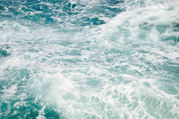 Φυσικό φόντο γαλάζια θάλασσα με κύματα, καταγάλανα νερά παραλία — Φωτογραφία Αρχείου
