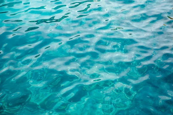 Naturlig bakgrund blått hav med vågor, azurklart vatten stranden. Vy ovanifrån — Stockfoto