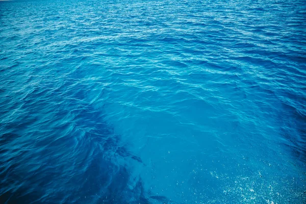 Natural background blue sea with waves, azure clear water beach. Aerial top view — Stock Photo, Image