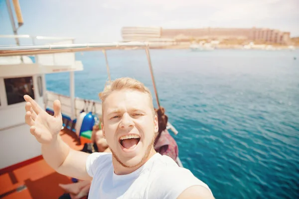 Homme touriste prend selfie photo sur un bateau de croisière, paquebot voyage à travers la mer Méditerranée — Photo