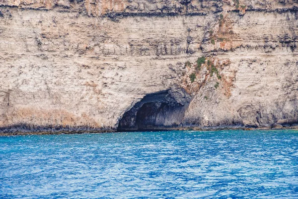 Panorama beach Blue Lagoon Comino Malta. Rocky coast with window and arch Mediterranean Sea — Stock Photo, Image