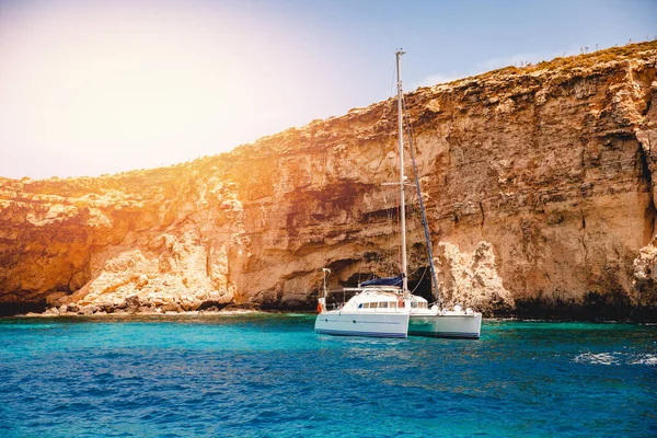 Luxusní bílá jachta středomořské procházky pláž Blue Lagoon Comino Malta — Stock fotografie