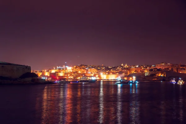 Noční pohled Valletta Malta, kamenná pevnost. Cestovní koncept — Stock fotografie