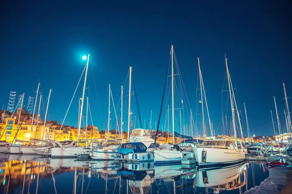 Puerto con barcos y yates en el muelle La Valeta Malta Vista nocturna. Concepto de viaje — Foto de Stock