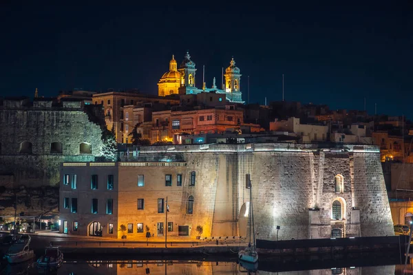 Valletta Kilisesi Malta Gece Manzarası. Seyahat kavramı — Stok fotoğraf