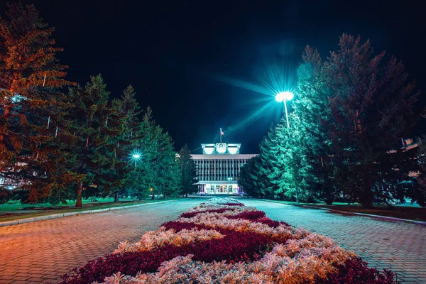 Tomsk, russland - 25. september 2019: panorama view night city administration thought mit laternen des damms des tom river in granit — Stockfoto