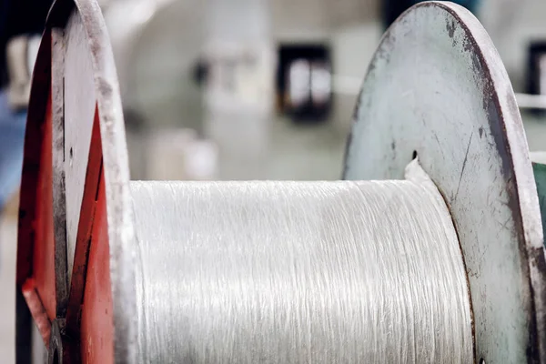 Alambre de acero, aluminio sobre carretes en la producción industrial para la metalurgia —  Fotos de Stock