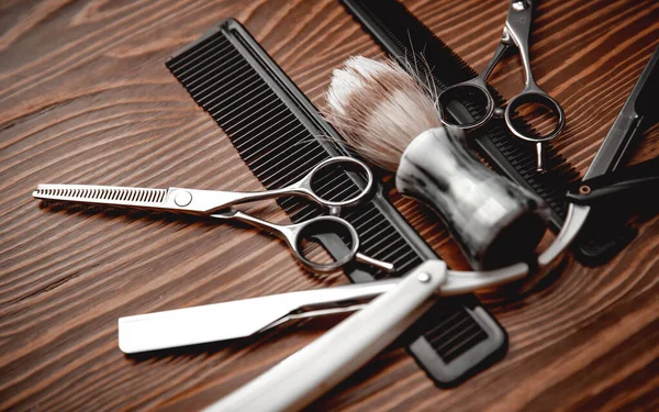Escova e navalha para barbear barba. Concept fundo de homens salão de cabeleireiro, barbearia — Fotografia de Stock