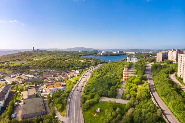 Murmansk, Rusya - 1 Temmuz 2019: Hava manzaralı Deniz feneri, kilise ve çapa anıtları, Panorama kuzey kenti. Kargo Liman Körfezi — Stok fotoğraf