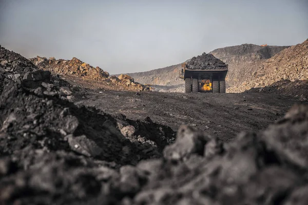 巨大的黄色矿车体装载无烟煤。 露天煤矿、采煤业 — 图库照片