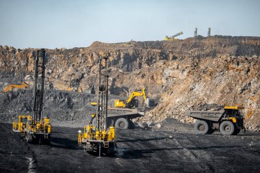 Sondaj makinesi, patlayıcıları yerleştiriyor. Kömür madeni aç