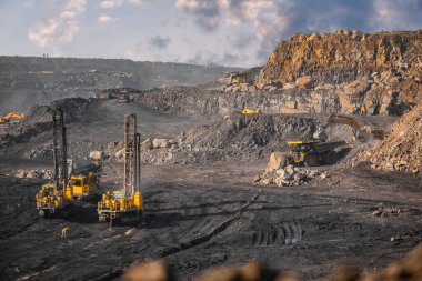Kömür madeni açın. Sondaj makinesi sıkıcısı patlayıcılar yerleştiriyor.