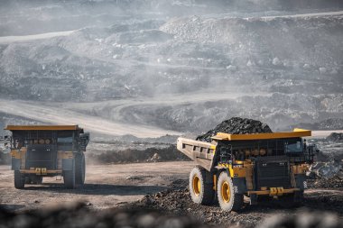 Açık maden endüstrisi. Kömür için büyük sarı maden kamyonu yol kariyerine doğru ilerliyor.
