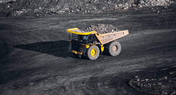 карьерная промышленность, большой желтый грузовик для добычи антрацита