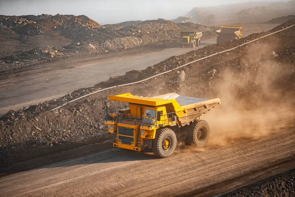 Industria minera a cielo abierto, gran camión minero amarillo para antracita de carbón — Foto de Stock