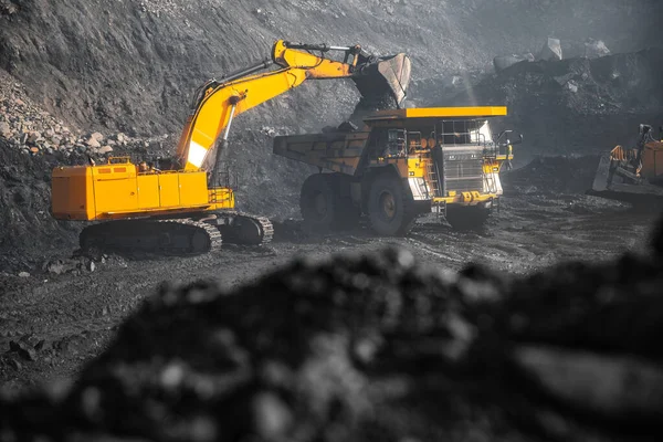 Open mijn mijn industrie, graafmachine laden van steenkool op grote gele mijnbouw truck voor antraciet — Stockfoto