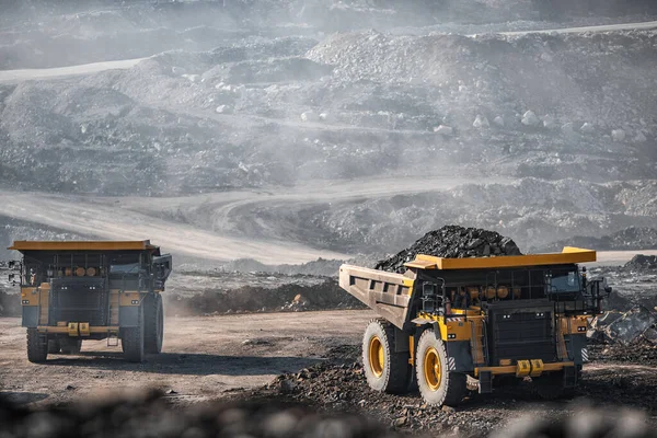 Indústria de minas a céu aberto. Grande caminhão de mineração amarelo para o carvão em movimento na carreira rodoviária — Fotografia de Stock