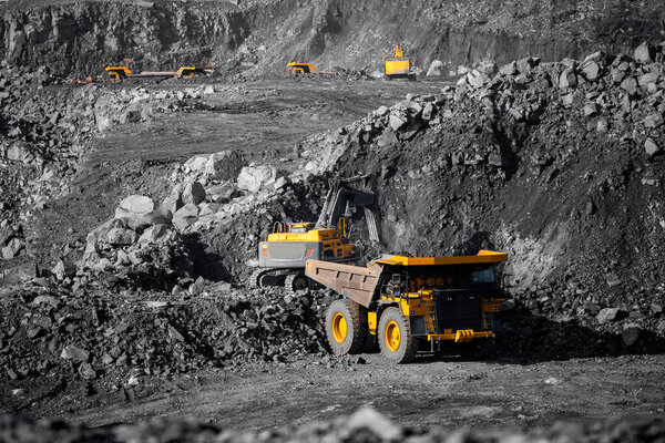 карьерная промышленность, большой желтый грузовик для добычи антрацита