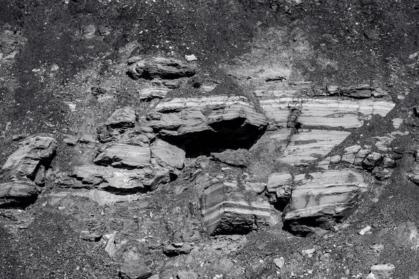 Sección geológica del suelo, capas de carbón y roca. Sobrecarga abierta mina antracita. Textura oscura color negro — Foto de Stock