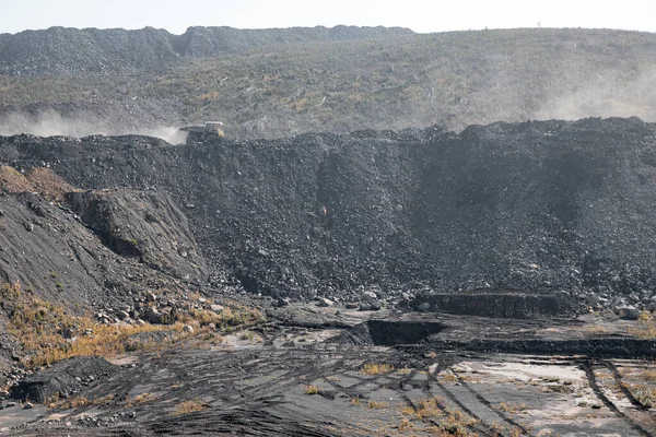 Geologischer Abschnitt des Bodens, Schichten aus Kohle und Gestein. Der Tagebau ist überlastet. Dunkle Textur schwarze Farbe — Stockfoto