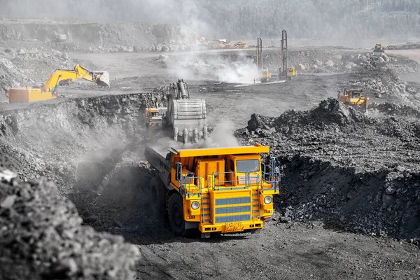 Open mijn mijnbouw, grote gele mijnbouw truck voor steenkool antraciet — Stockfoto